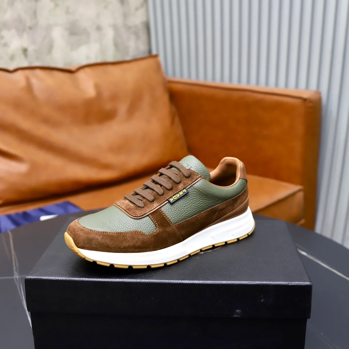 Factory price: 740💰Top original order Brand: PRADA (Prada) Standard code: Men's size 38/44 (45 can be customized) Grade: Same as the official website Material: Original cowhide stitching imported cowhide lining Original combination two-color wear-resistant soft outsole Style category: Leisure and sports version Young fashion European and American trend British style Color: Real picture color